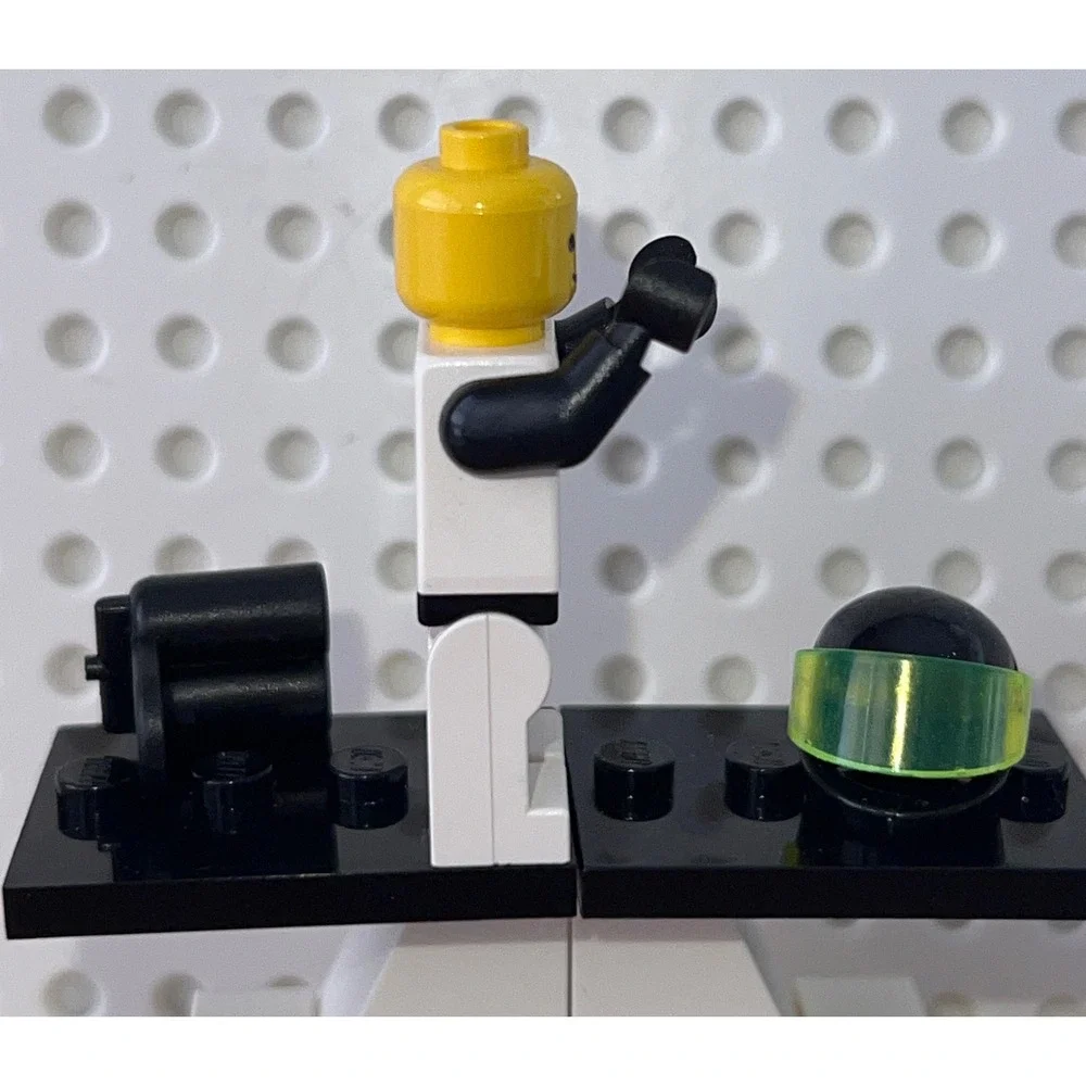 LEGO Blacktron II Astronaut Minifigure Space 1991 White Green Logo Excellent